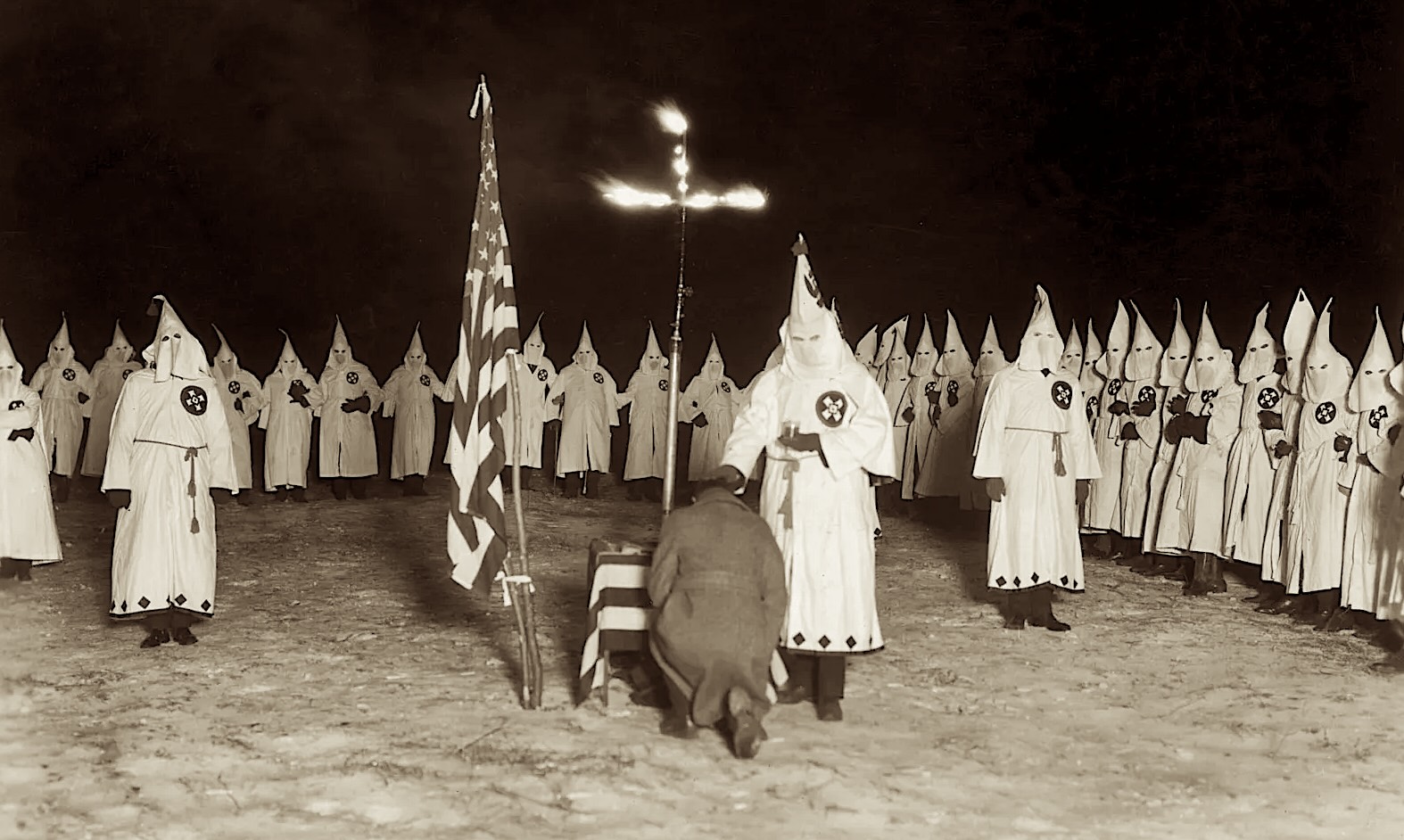 Grand Wizards bei einer Aufnahmezeremonie